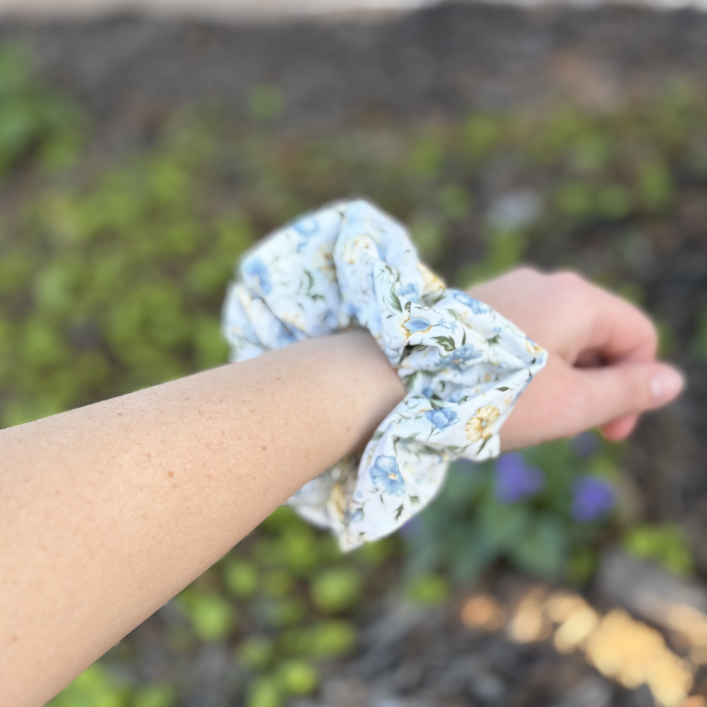 Scrunchie Blue Yellow Country Floral