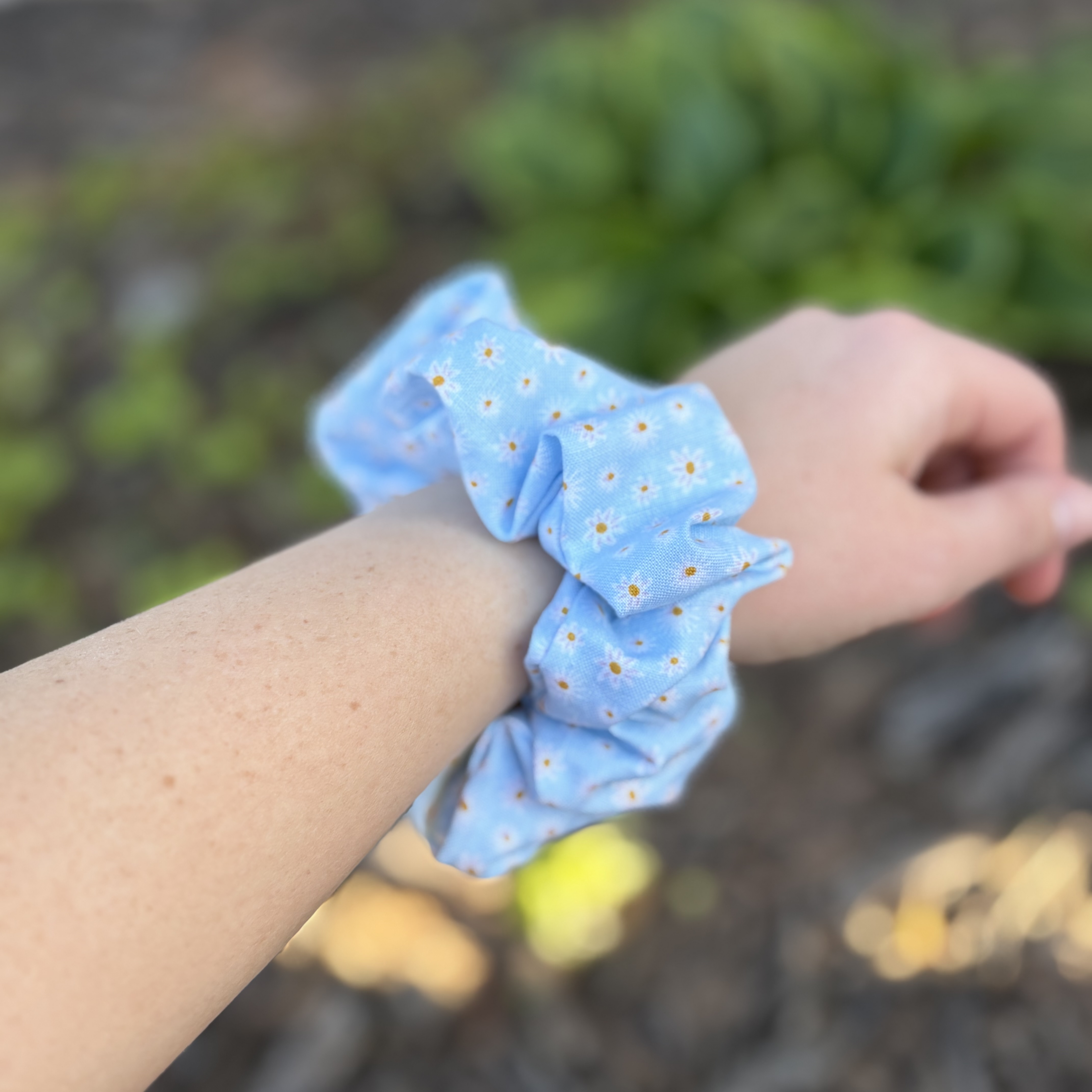 Scrunchie Blue and White Daisy